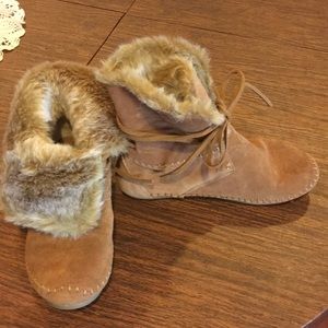 Toms 9 brown tan leather faux fur lined booties